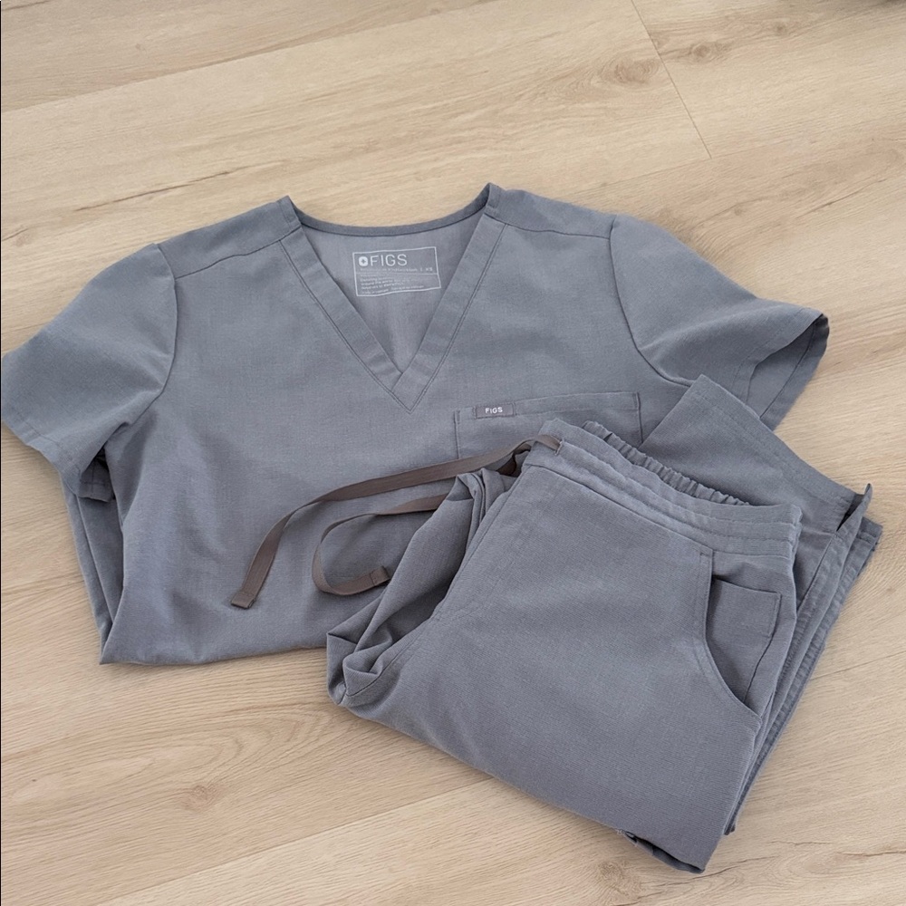 Figs Heather Gray Scrub Set